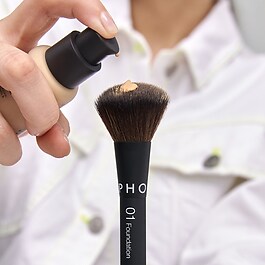 01 Foundation brush - Intuitiv applicering med perfekt finish